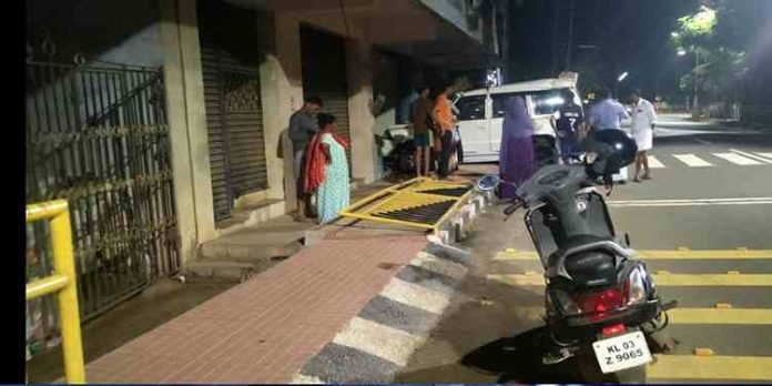 പത്തനംതിട്ടയില് പോലീസ് ജീപ്പ് കടയിലേക്ക് ഇടിച്ചുകയറി അപകടം പത്തനംതിട്ടയില് പോലീസ് ജീപ്പ് കടയിലേക്ക് ഇടിച്ചുകയറി അപകടം