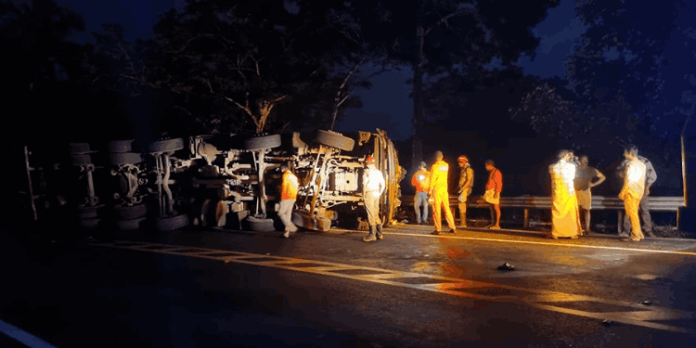പുനലൂർ- മൂവാറ്റുപുഴ സംസ്ഥാന പാതയിൽ ടോറസ് ലോറി മറിഞ്ഞു അപകടം പുനലൂർ- മൂവാറ്റുപുഴ സംസ്ഥാന പാതയിൽ ടോറസ് ലോറി മറിഞ്ഞു അപകടം