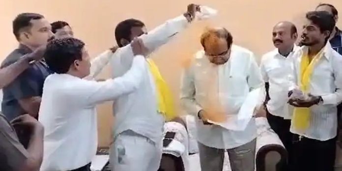 മന്ത്രിയുടെ തലയിൽ മഞ്ഞൾപൊടി വിതറി പ്രതിഷേധം മന്ത്രിയുടെ തലയിൽ മഞ്ഞൾപൊടി വിതറി പ്രതിഷേധം