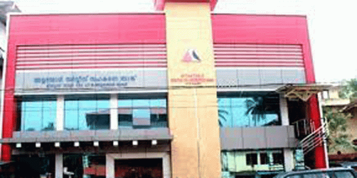 അയ്യന്തോള് സഹകരണ ബാങ്കിലും തട്ടിപ്പ് ; അധ്യാപികയുടെ പേരില് ലോണെടുത്ത് പറ്റിച്ചതായി പരാതി അയ്യന്തോള് സഹകരണ ബാങ്കിലും തട്ടിപ്പ് ; അധ്യാപികയുടെ പേരില് ലോണെടുത്ത് പറ്റിച്ചതായി പരാതി