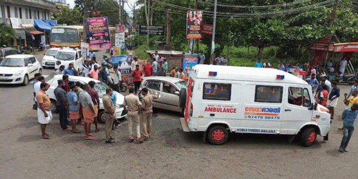 ഓമല്ലൂര് കുരിശടി ജംഗ്ഷനില് വാഹനങ്ങൾ കൂട്ടയിടിച്ചു ; അഞ്ചു പേർക്ക് പരിക്ക് ഓമല്ലൂര് കുരിശടി ജംഗ്ഷനില് വാഹനങ്ങൾ കൂട്ടയിടിച്ചു ; അഞ്ചു പേർക്ക് പരിക്ക്