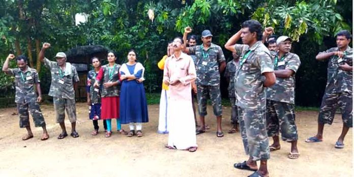 അടവി കുട്ടവഞ്ചി തൊഴിലാളികളുടെ സമരം പതിനഞ്ചാം ദിവസം കടന്നു അടവി കുട്ടവഞ്ചി തൊഴിലാളികളുടെ സമരം പതിനഞ്ചാം ദിവസം കടന്നു