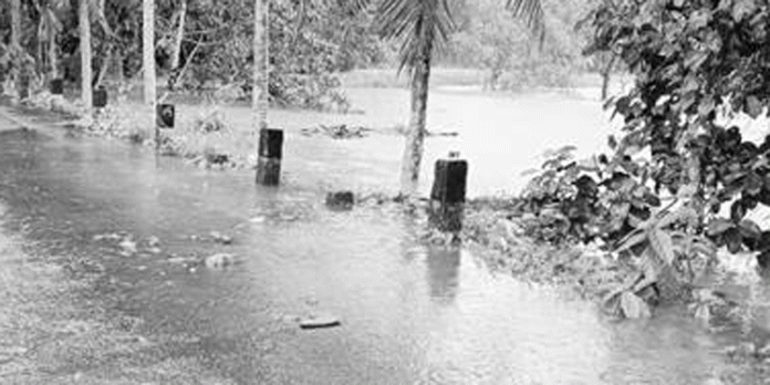 പുന്തലപ്പടി കുളത്തിന് സമീപം കലുങ്കിടിഞ്ഞ് അപകട ഭീഷണി ; ഭീതിയില് ജനങ്ങള് പുന്തലപ്പടി കുളത്തിന് സമീപം കലുങ്കിടിഞ്ഞ് അപകട ഭീഷണി ; ഭീതിയില് ജനങ്ങള്
