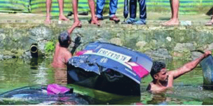 കാർ നിയന്ത്രണം വിട്ട് തോട്ടിലേക്ക് മറിഞ്ഞു ; യാത്രക്കാര് അത്ഭുതകരമായി രക്ഷപ്പെട്ടു കാർ നിയന്ത്രണം വിട്ട് തോട്ടിലേക്ക് മറിഞ്ഞു ; യാത്രക്കാര് അത്ഭുതകരമായി രക്ഷപ്പെട്ടു