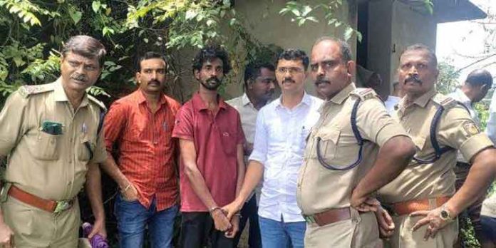 ആലുവയിൽ 8 വയസുകാരിയെ പീഡിപ്പിച്ച സംഭവം ; പ്രതിയെ കുട്ടിയുടെ വീട്ടിലെത്തിച്ച് തെളിവെടുത്തു ആലുവയിൽ 8 വയസുകാരിയെ പീഡിപ്പിച്ച സംഭവം ; പ്രതിയെ കുട്ടിയുടെ വീട്ടിലെത്തിച്ച് തെളിവെടുത്തു