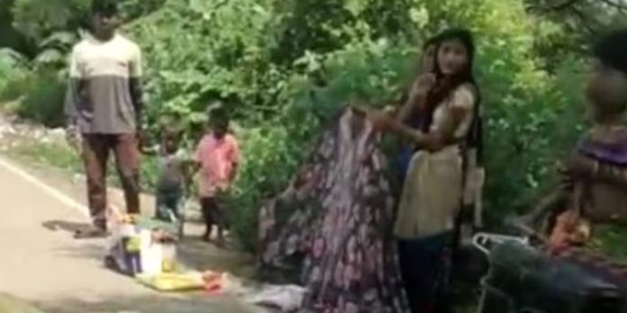 ആംബുലൻസ് കിട്ടാനില്ല ; റോഡരികിൽ ഇരട്ടക്കുട്ടികളെ പ്രസവിച്ച് യുവതി ആംബുലൻസ് കിട്ടാനില്ല ; റോഡരികിൽ ഇരട്ടക്കുട്ടികളെ പ്രസവിച്ച് യുവതി