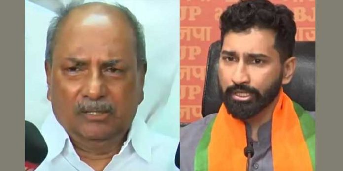 കൈപ്പത്തിക്കും താമരയ്ക്കും വോട്ട് ചോദിച്ച് എ കെ ആന്റണിയും അനില് ആന്റണിയും കൈപ്പത്തിക്കും താമരയ്ക്കും വോട്ട് ചോദിച്ച് എ കെ ആന്റണിയും അനില് ആന്റണിയും