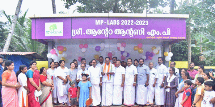 ബസ് കാത്തിരിപ്പ് കേന്ദ്രം ഉദ്ഘാടനം ചെയ്തു ബസ് കാത്തിരിപ്പ് കേന്ദ്രം ഉദ്ഘാടനം ചെയ്തു