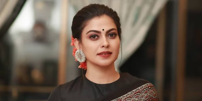 നടി അനുശ്രീ സഞ്ചരിച്ച വാഹനം ബൈക്കിലിടിച്ച് അപകടം ; രണ്ട് പേർക്ക് പരിക്ക് നടി അനുശ്രീ സഞ്ചരിച്ച വാഹനം ബൈക്കിലിടിച്ച് അപകടം ; രണ്ട് പേർക്ക് പരിക്ക്