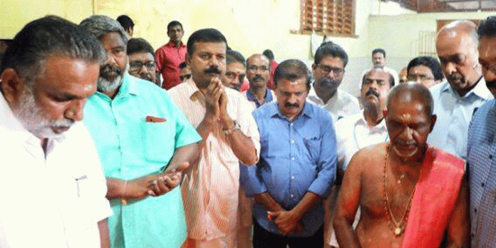അഷ്ടമിരോഹിണി വള്ളസദ്യയ്ക്ക് പാചകം ചെയ്യുന്നതിനുള്ള അഗ്നി പകർന്നു അഷ്ടമിരോഹിണി വള്ളസദ്യയ്ക്ക് പാചകം ചെയ്യുന്നതിനുള്ള അഗ്നി പകർന്നു