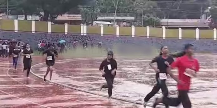 കാട്ടാക്കട സബ് ജില്ലാ അത്ലറ്റിക് മീറ്റ് : പെരുമഴയിൽ നനഞ്ഞ് വിറച്ച് കുട്ടികൾ കാട്ടാക്കട സബ് ജില്ലാ അത്ലറ്റിക് മീറ്റ് : പെരുമഴയിൽ നനഞ്ഞ് വിറച്ച് കുട്ടികൾ