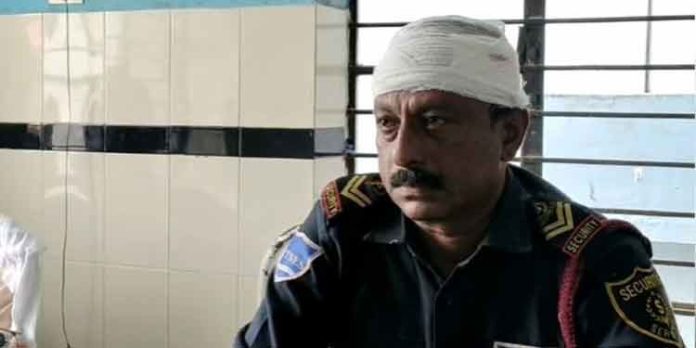 കൊട്ടാരക്കര താലൂക്ക് ആശുപത്രിയിൽ സെക്യൂരിറ്റി ജീവനക്കാരന് നേരെ ആക്രമണം കൊട്ടാരക്കര താലൂക്ക് ആശുപത്രിയിൽ സെക്യൂരിറ്റി ജീവനക്കാരന് നേരെ ആക്രമണം