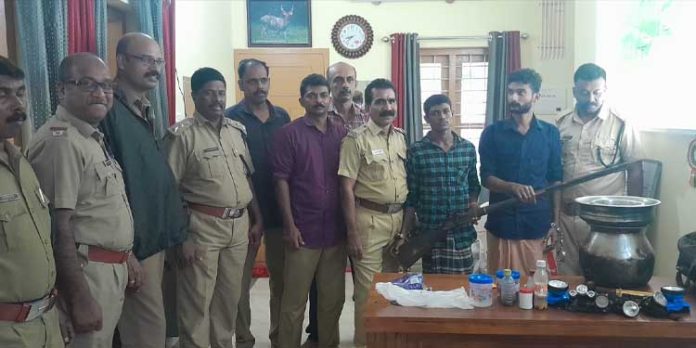 നടുവത്തുമൂഴി വനമേഖലയിൽ നിന്നും നായാട്ടു സംഘത്തെ പിടികൂടി നടുവത്തുമൂഴി വനമേഖലയിൽ നിന്നും നായാട്ടു സംഘത്തെ പിടികൂടി