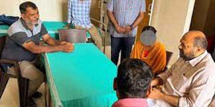 ആലുവ പീഡനം : പെണ്കുട്ടിയുടെ കുടുംബത്തെ സന്ദര്ശിച്ച് മന്ത്രി ആലുവ പീഡനം : പെണ്കുട്ടിയുടെ കുടുംബത്തെ സന്ദര്ശിച്ച് മന്ത്രി