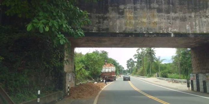 വലിയകലുങ്ക് കനാല്പാലത്തിൽ ചരക്കു ലോറി കുടുങ്ങി വലിയകലുങ്ക് കനാല്പാലത്തിൽ ചരക്കു ലോറി കുടുങ്ങി