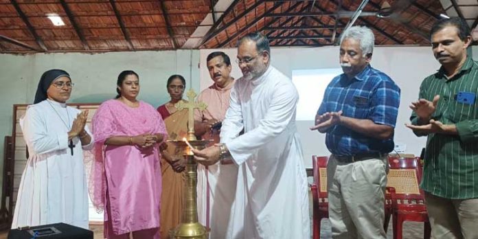 അധ്യാപകർക്ക് കുട്ടികളുടെ സ്നേഹസമ്മാനം ; “ഗുരുദക്ഷിണ” പുസ്തകം പ്രകാശനം ചെയ്തു അധ്യാപകർക്ക് കുട്ടികളുടെ സ്നേഹസമ്മാനം ; “ഗുരുദക്ഷിണ” പുസ്തകം പ്രകാശനം ചെയ്തു
