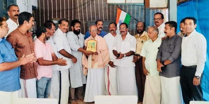 വെൽഫെയർ സൊസൈറ്റിയുടെ ഗുരുവന്ദനം പുരസ്കാരം സമർപ്പിച്ചു വെൽഫെയർ സൊസൈറ്റിയുടെ ഗുരുവന്ദനം പുരസ്കാരം സമർപ്പിച്ചു