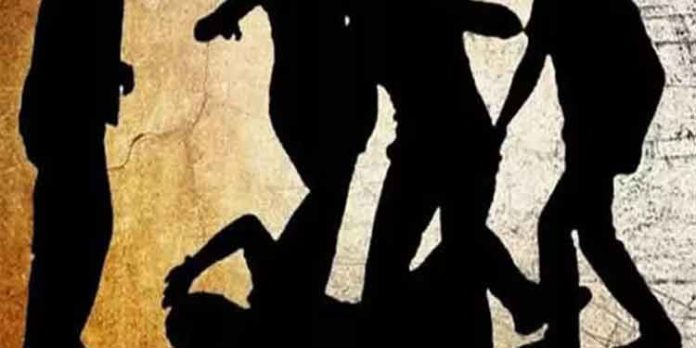 വിദ്യാർത്ഥിനിയെ പീഡിപ്പിക്കാൻ ശ്രമം ; മധ്യപ്രദേശിൽ അധ്യാപകനെ നഗ്നനാക്കി മർദ്ദിച്ചു വിദ്യാർത്ഥിനിയെ പീഡിപ്പിക്കാൻ ശ്രമം ; മധ്യപ്രദേശിൽ അധ്യാപകനെ നഗ്നനാക്കി മർദ്ദിച്ചു