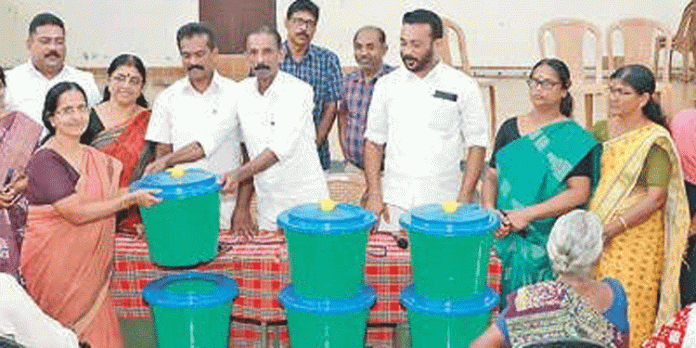 മാവേലിക്കര നഗരസഭയിൽ ബയോബിൻ വിതരണം നടത്തി മാവേലിക്കര നഗരസഭയിൽ ബയോബിൻ വിതരണം നടത്തി