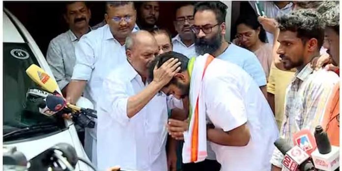 എകെ ആന്റണിയെ വീട്ടിലെത്തി സന്ദർശിച്ച് ചാണ്ടി ഉമ്മൻ എകെ ആന്റണിയെ വീട്ടിലെത്തി സന്ദർശിച്ച് ചാണ്ടി ഉമ്മൻ