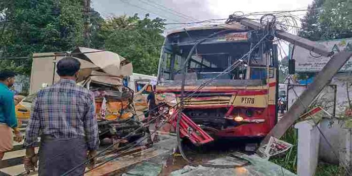 പന്തളം അപകടം ; മരിച്ചത് എറണാകുളം സ്വദേശികൾ പന്തളം അപകടം ; മരിച്ചത് എറണാകുളം സ്വദേശികൾ