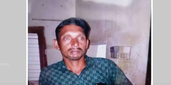 കൊല്ലത്ത് മദ്യമെന്ന് പറഞ്ഞ് കോള നല്കി പറ്റിച്ചയാളെ പിടികൂടി നാട്ടുകാര് കൊല്ലത്ത് മദ്യമെന്ന് പറഞ്ഞ് കോള നല്കി പറ്റിച്ചയാളെ പിടികൂടി നാട്ടുകാര്