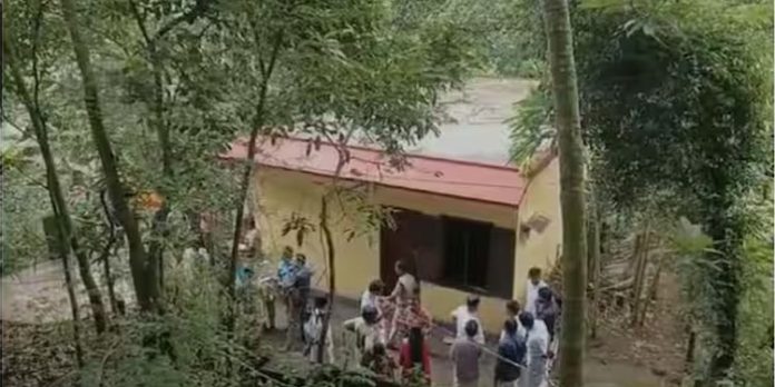 വീടിനുള്ളിൽ മരിച്ച നിലയിൽ സഹോദരിമാരെ കണ്ടെത്തിയ സംഭവം ; കൊലപാതകമെന്ന് പോലീസ് വീടിനുള്ളിൽ മരിച്ച നിലയിൽ സഹോദരിമാരെ കണ്ടെത്തിയ സംഭവം ; കൊലപാതകമെന്ന് പോലീസ്