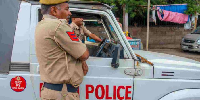 ഫ്ളൈഓവറിലെ ആ കാഴ്ച കണ്ടു നെഞ്ചിടിപ്പോടെ ജനങ്ങൾ; യുവാവിനെ മരണക്കയത്തിൽ നിന്നും വലിച്ചുകയറ്റി പോലീസ്! ഫ്ളൈഓവറിലെ ആ കാഴ്ച കണ്ടു നെഞ്ചിടിപ്പോടെ ജനങ്ങൾ; യുവാവിനെ മരണക്കയത്തിൽ നിന്നും വലിച്ചുകയറ്റി പോലീസ്!