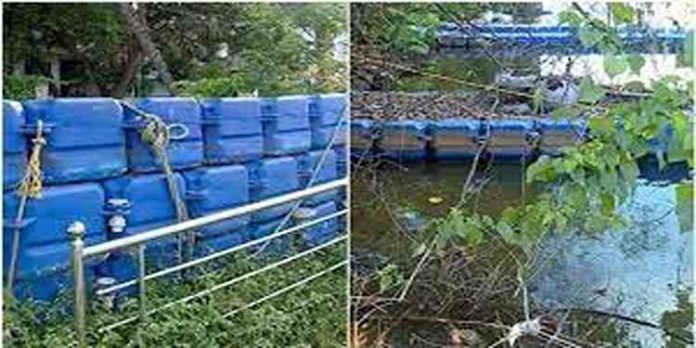 കോടികള് മുടക്കി നിർമ്മിച്ച ഫ്ലോട്ടിങ് ബ്രിഡ്ജുകൾ കരയിലും വെളളത്തിലുമായി കിടന്ന് നശിക്കുന്നു കോടികള് മുടക്കി നിർമ്മിച്ച ഫ്ലോട്ടിങ് ബ്രിഡ്ജുകൾ കരയിലും വെളളത്തിലുമായി കിടന്ന് നശിക്കുന്നു