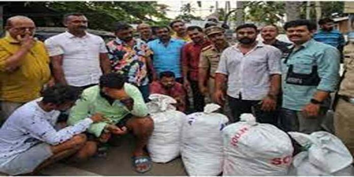 60 കിലോ കഞ്ചാവുമായി വന്ന യുവാക്കളെയും അത് വാങ്ങാൻ എത്തിയവരെയും എക്സൈസ് പിടികൂടി 60 കിലോ കഞ്ചാവുമായി വന്ന യുവാക്കളെയും അത് വാങ്ങാൻ എത്തിയവരെയും എക്സൈസ് പിടികൂടി