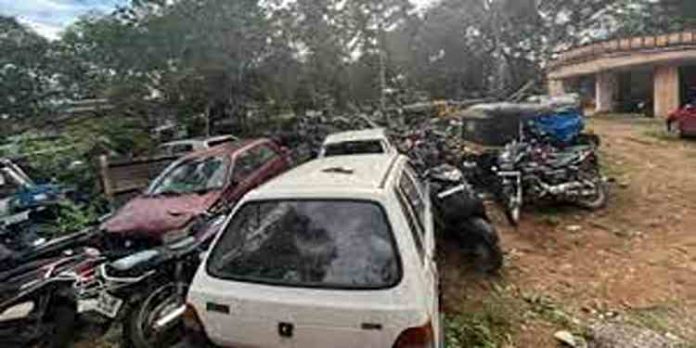 കാട്ടാക്കട ഡിവൈഎസ്പി ഓഫിസ് വളപ്പ് തൊണ്ടി വാഹനങ്ങൾ കൊണ്ട് നിറഞ്ഞു കാട്ടാക്കട ഡിവൈഎസ്പി ഓഫിസ് വളപ്പ് തൊണ്ടി വാഹനങ്ങൾ കൊണ്ട് നിറഞ്ഞു