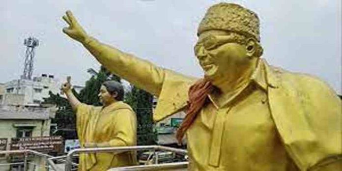 എംജിആറിന്റെ പ്രതിമയില് കാവി ഷാള് അണിയിച്ചു ; തമിഴ്നാട്ടില് വന് പ്രതിഷേധം എംജിആറിന്റെ പ്രതിമയില് കാവി ഷാള് അണിയിച്ചു ; തമിഴ്നാട്ടില് വന് പ്രതിഷേധം