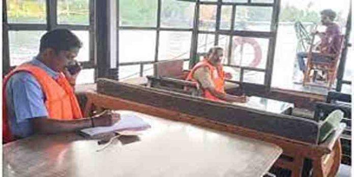 ആലപ്പുഴയില് അനധികൃതമായി സർവീസ് നടത്തിയ ഒരു മോട്ടോർ ബോട്ട് പിടിച്ചെടുത്തു ആലപ്പുഴയില് അനധികൃതമായി സർവീസ് നടത്തിയ ഒരു മോട്ടോർ ബോട്ട് പിടിച്ചെടുത്തു
