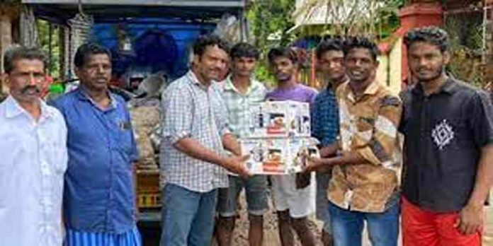 കളഞ്ഞ് കിട്ടയ രണ്ട് കുക്കര് ഉടമയെ തിരികെ ഏല്പ്പിച്ച് വിദ്യാര്ഥികള് കളഞ്ഞ് കിട്ടയ രണ്ട് കുക്കര് ഉടമയെ തിരികെ ഏല്പ്പിച്ച് വിദ്യാര്ഥികള്