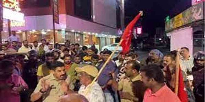 സ്റ്റാന്റിൽ കയറാതെ ദേശീയപാതയിൽ ആളെയിറക്കുന്നു; ബസുകൾ തടഞ്ഞ് എഐടിയുസി പ്രവര്ത്തകർ സ്റ്റാന്റിൽ കയറാതെ ദേശീയപാതയിൽ ആളെയിറക്കുന്നു; ബസുകൾ തടഞ്ഞ് എഐടിയുസി പ്രവര്ത്തകർ
