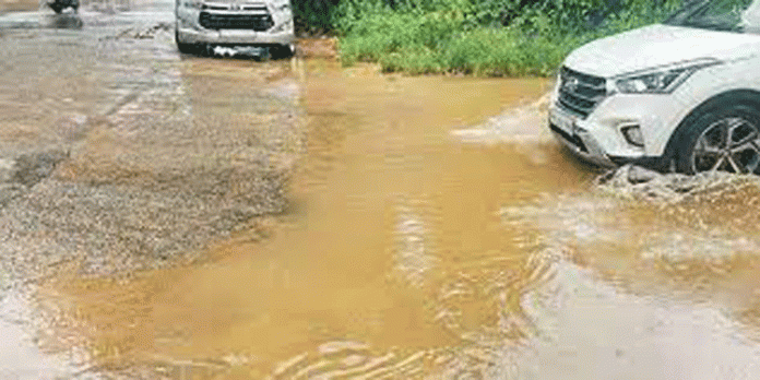 ഏനാത്ത് ജംഗ്ഷനിലെ വെള്ളക്കെട്ട് ; ദുരിതത്തില് യാത്രക്കാര് ഏനാത്ത് ജംഗ്ഷനിലെ വെള്ളക്കെട്ട് ; ദുരിതത്തില് യാത്രക്കാര്