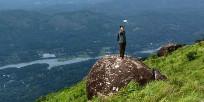 അതിസാഹസികമായ ഒരു യാത്ര ; കോടമഞ്ഞ് പൊതിഞ്ഞ് നിൽക്കുന്ന വഴികളിലൂടെ ഇല്ലിക്കല് കല്ലിലേക്ക് അതിസാഹസികമായ ഒരു യാത്ര ; കോടമഞ്ഞ് പൊതിഞ്ഞ് നിൽക്കുന്ന വഴികളിലൂടെ ഇല്ലിക്കല് കല്ലിലേക്ക്