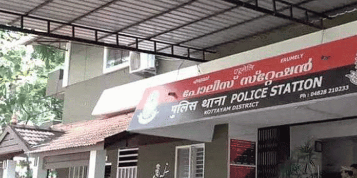 എരുമേലിയില് പോലീസും നാട്ടുകാരും തമ്മില് സംഘര്ഷം ; എസ്ഐ ഉള്പ്പെടെ പോലീസ് സംഘത്തെ നാട്ടുകാര് തടഞ്ഞുവെച്ചു എരുമേലിയില് പോലീസും നാട്ടുകാരും തമ്മില് സംഘര്ഷം ; എസ്ഐ ഉള്പ്പെടെ പോലീസ് സംഘത്തെ നാട്ടുകാര് തടഞ്ഞുവെച്ചു