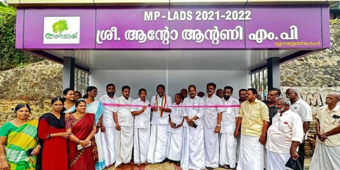 മണ്ണാരക്കുളഞ്ഞിയിൽ ബസ് കാത്തിരിപ്പ് കേന്ദ്രം ഉദ്ഘാടനം ചെയ്തു മണ്ണാരക്കുളഞ്ഞിയിൽ ബസ് കാത്തിരിപ്പ് കേന്ദ്രം ഉദ്ഘാടനം ചെയ്തു