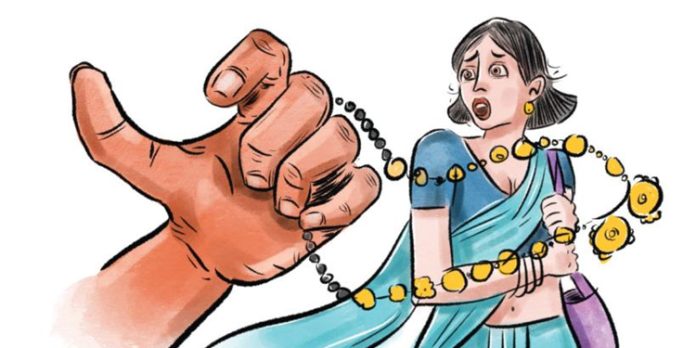 ബെംഗളൂരുവിൽ പട്ടാപ്പകൽ സ്ത്രീയുടെ കഴുത്തിൽ നിന്ന് 9 പവൻ്റെ സ്വർണമാല പൊട്ടിച്ചെടുത്ത് യുവാക്കൾ ബെംഗളൂരുവിൽ പട്ടാപ്പകൽ സ്ത്രീയുടെ കഴുത്തിൽ നിന്ന് 9 പവൻ്റെ സ്വർണമാല പൊട്ടിച്ചെടുത്ത് യുവാക്കൾ