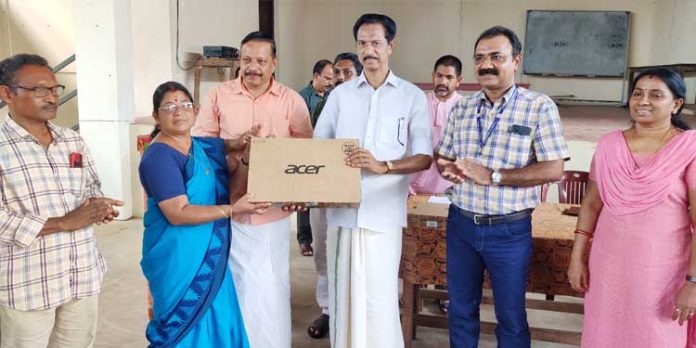 സ്കൂളുകളെ പൂര്ണമായും മാലിന്യമുക്തമാക്കണം : ജില്ലാ പഞ്ചായത്ത് പ്രസിഡന്റ് സ്കൂളുകളെ പൂര്ണമായും മാലിന്യമുക്തമാക്കണം : ജില്ലാ പഞ്ചായത്ത് പ്രസിഡന്റ്