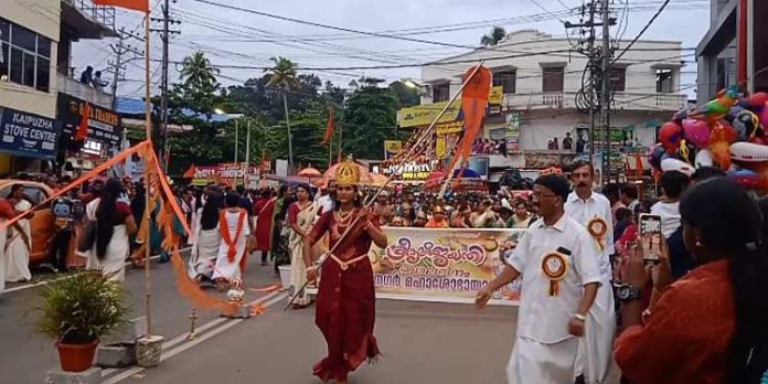 ഗ്രാമ-നഗരവീഥികളെ അമ്പാടിയാക്കി ശോഭയാത്രകള് ; വര്ണാഭമാക്കി കൃഷ്ണ ജീവിതം വിളിച്ചോതി നിശ്ചല ദൃശ്യങ്ങള് ഗ്രാമ-നഗരവീഥികളെ അമ്പാടിയാക്കി ശോഭയാത്രകള് ; വര്ണാഭമാക്കി കൃഷ്ണ ജീവിതം വിളിച്ചോതി നിശ്ചല ദൃശ്യങ്ങള്