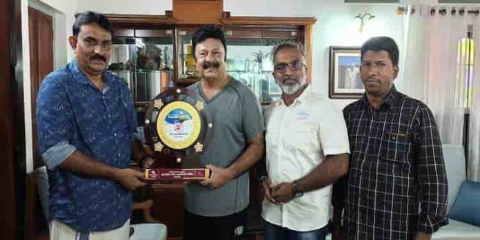ക്യാപ്റ്റന് രാജു പുരസ്കാരം നടന് ലാലു അലക്സിന് നല്കി ക്യാപ്റ്റന് രാജു പുരസ്കാരം നടന് ലാലു അലക്സിന് നല്കി