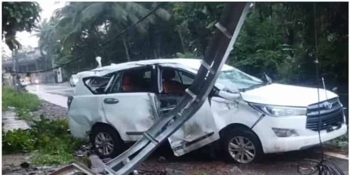 പാണക്കാട് ബഷീറലി ശിഹാബ് തങ്ങള് സഞ്ചരിച്ച കാര് അപകടത്തില്പെട്ടു പാണക്കാട് ബഷീറലി ശിഹാബ് തങ്ങള് സഞ്ചരിച്ച കാര് അപകടത്തില്പെട്ടു