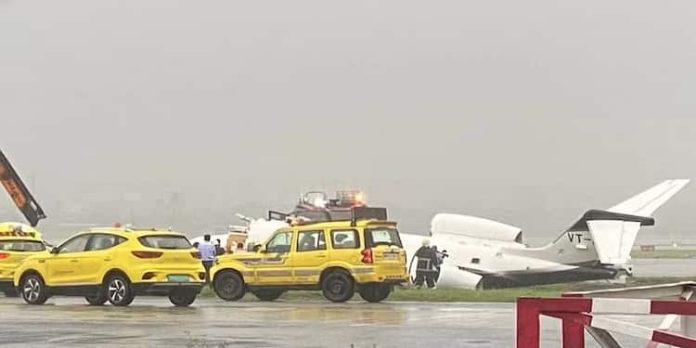മുംബൈ വിമാനത്താവളത്തില് ലാന്ഡിങ്ങിനിടെ വിമാനം തെന്നിമറിഞ്ഞ് തീപിടിച്ചു, 3 പേര്ക്ക് പരുക്ക് മുംബൈ വിമാനത്താവളത്തില് ലാന്ഡിങ്ങിനിടെ വിമാനം തെന്നിമറിഞ്ഞ് തീപിടിച്ചു, 3 പേര്ക്ക് പരുക്ക്