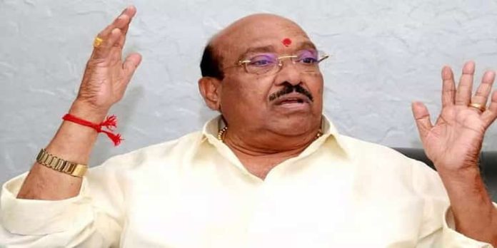 അപ്പോള് കാണുന്നവനെ അപ്പായെന്ന് വിളിക്കുന്നയാളാണ് തിരുവഞ്ചൂര് രാധാകൃഷ്ണന് ; വെള്ളാപ്പള്ളി നടേശന് അപ്പോള് കാണുന്നവനെ അപ്പായെന്ന് വിളിക്കുന്നയാളാണ് തിരുവഞ്ചൂര് രാധാകൃഷ്ണന് ; വെള്ളാപ്പള്ളി നടേശന്