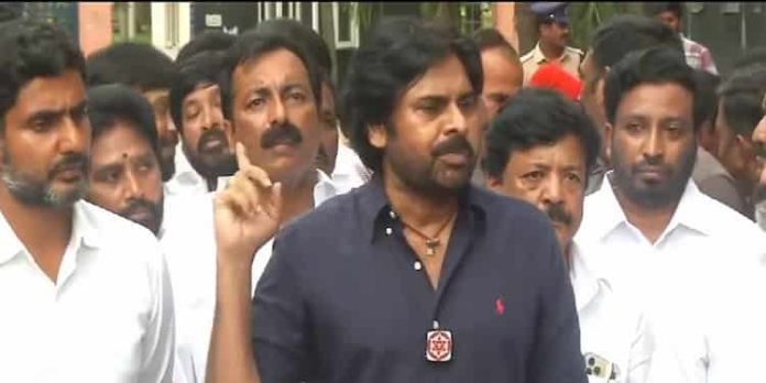 ടിഡിപിയുമായി സഖ്യമുണ്ടാക്കും ; ചന്ദ്രബാബു നായിഡുവിനെ ജയിലില് സന്ദര്ശിച്ച് പവന് കല്യാണ് ടിഡിപിയുമായി സഖ്യമുണ്ടാക്കും ; ചന്ദ്രബാബു നായിഡുവിനെ ജയിലില് സന്ദര്ശിച്ച് പവന് കല്യാണ്
