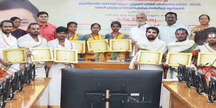 ക്ഷേത്രപൂജാരിമാരായി മൂന്ന് യുവതികള് ; തമിഴ്നാട്ടിൽ സമത്വത്തിന്റെ പുതിയ യുഗമെന്ന് എം കെ സ്റ്റാലിൻ ക്ഷേത്രപൂജാരിമാരായി മൂന്ന് യുവതികള് ; തമിഴ്നാട്ടിൽ സമത്വത്തിന്റെ പുതിയ യുഗമെന്ന് എം കെ സ്റ്റാലിൻ
