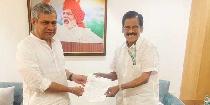 കോട്ടയം റെയിൽവേ സ്റ്റേഷൻ – ഗുഡ് ഷെഡ് റോഡ് അടയ്ക്കരുത് : റെയിൽവേ മന്ത്രിയെ നേരിൽ കണ്ട് പരാതി നൽകി എംപി കോട്ടയം റെയിൽവേ സ്റ്റേഷൻ – ഗുഡ് ഷെഡ് റോഡ് അടയ്ക്കരുത് : റെയിൽവേ മന്ത്രിയെ നേരിൽ കണ്ട് പരാതി നൽകി എംപി
