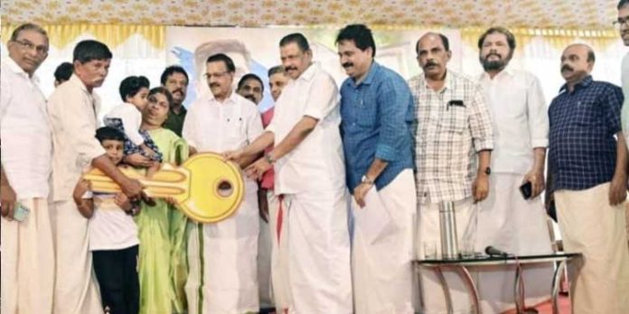 സന്ദീപിൻ്റെ കുടുംബത്തിന് സിപിഐഎം നിർമ്മിച്ച വീടിന്റെ താക്കോൽ കൈമാറി സന്ദീപിൻ്റെ കുടുംബത്തിന് സിപിഐഎം നിർമ്മിച്ച വീടിന്റെ താക്കോൽ കൈമാറി